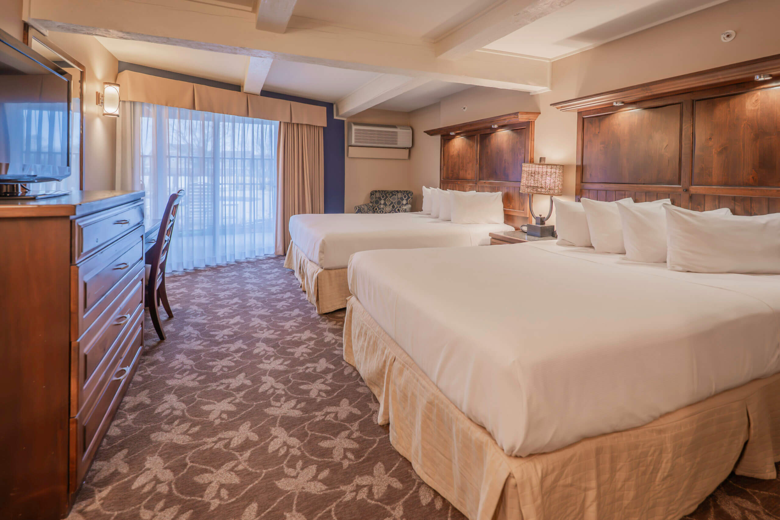 Lakewood Coastal Queen guest room with multiple queen beds, Lake Lawn Resort