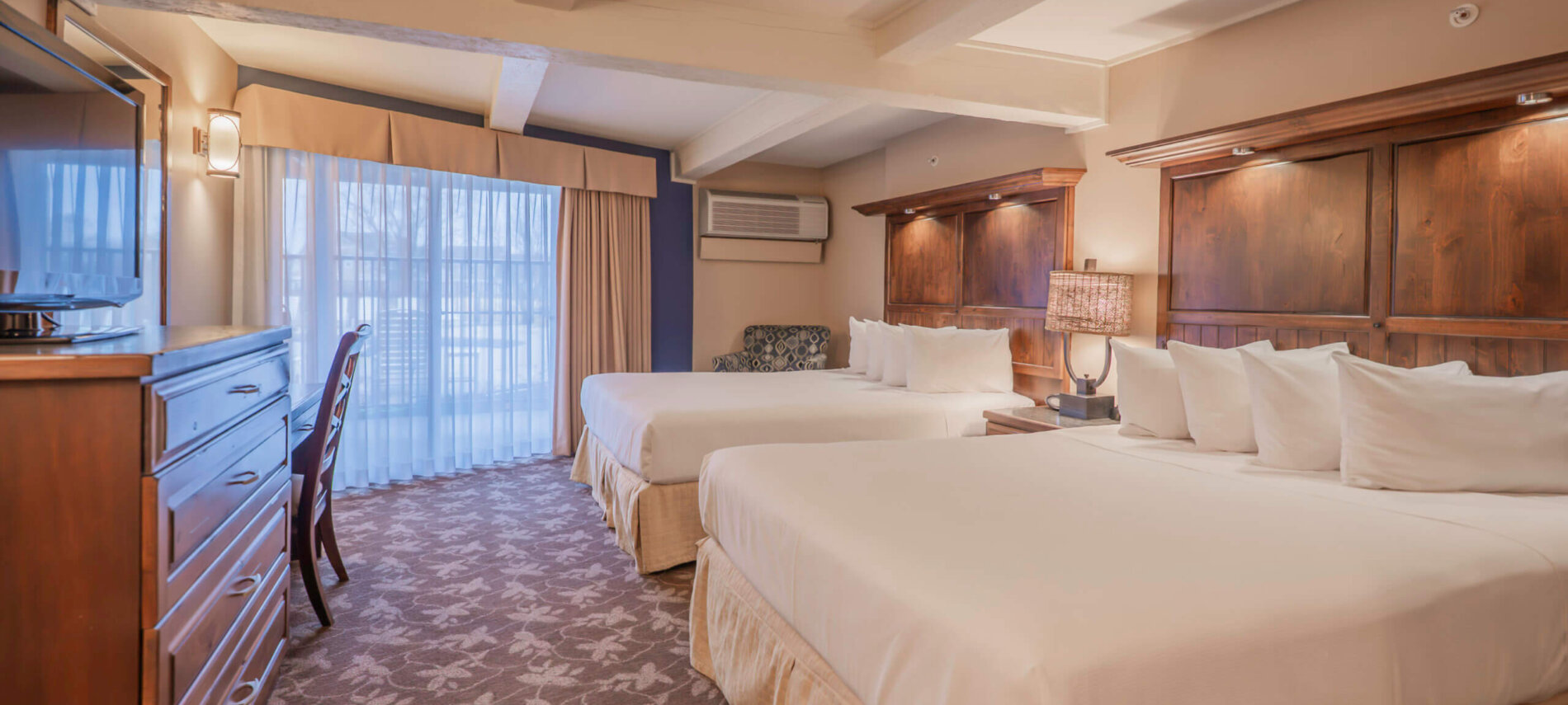 Lakewood Coastal Queen guest room with multiple queen beds, Lake Lawn Resort