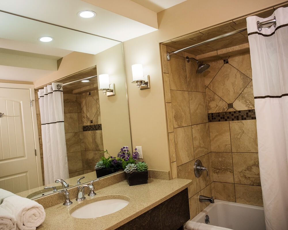 Lakewood Queen/Queen Loft Bathroom