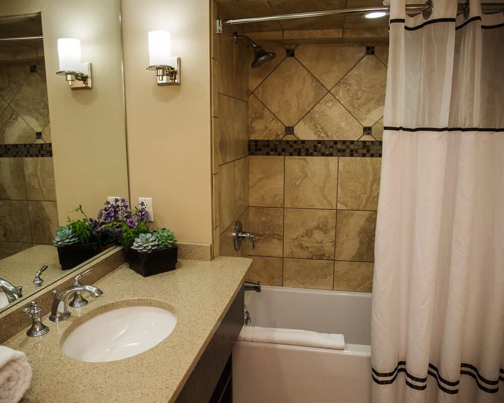 Lakewood Queen/Queen Loft Bathroom
