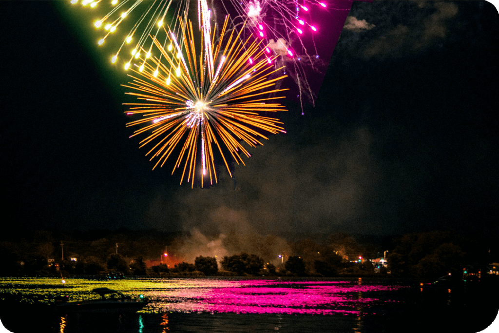 Fireworks Tour on the Lake Lawn Queen